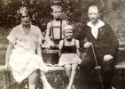 С семьёй. Источник: Музей истории религии, Петербург