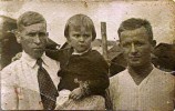 С дочерью и одним из братьев