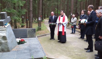 Левашовское мемориальное кладбище. Памятник расстрелянным полякам, в настоящее время находится на реставрации