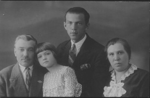 Иосиф Витольдович Песляк (стоит), его отец Витольд Станиславович, племянница Элеонора и мать Мария Брониславовна. 1936 г.