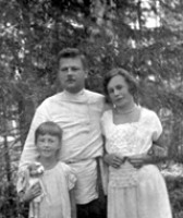 Владимир Андреевич Адульчик с женой Анной Алексеевной и дочерью Любовью. 1929 г.