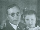 Александр Бартошевич с дочерью.
Тридцать седьмой год.