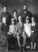 Семья Гиттерман. Сидят: Вера Николаевна (1870–1944), Ирина Владимировна (1927–1990), Владимир Вильгельмович (1871–1937), Нора Михайловна (р. 1926), Анна Николаевна (1904–1955). Стоят: Владимир Владимирович (1905–1980), Нина Владимировна (1910–1974), 