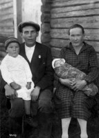 Иван Александрович Ильин с женой Елизаветой Андреевной, сыном Робертом и дочерью Лидией