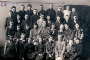 Подруги Тоня Путнис и Айна Рястас с одноклассниками. 1935 г.