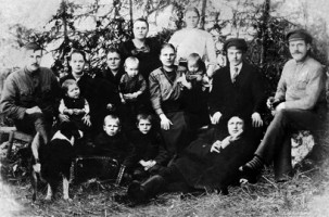 Семья Кайц. В 1-м ряду: Август Давыдович Кайц (лежит на траве) и двое приёмных мальчиков. Во 2-м ряду: двоюродный брат Александр, жена Эмма Богдановна (Югановна) Кайц с дочерью Сальмой, мама Августа Давыдовича держит сына Иды Рудольфа, сестра Ида с с