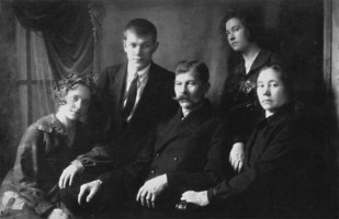Карл Янович Пильман, его жена Елизавета Гансовна, невестка Нина (слева), сын Ганс и дочь Хильда