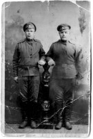 Иван Дмитриевич Потёмкин (справа) с товарищем