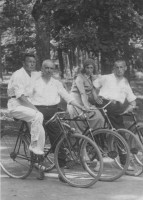 Александр, Николай, Антонина и Владимир Ёжиковы. Петергоф, 1931 г.