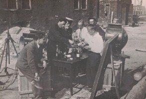 Ленинград, май 1934. Двор Университета, съёмки фильма «Астрономия». Хлуденёв в белой рубашке с галстуком