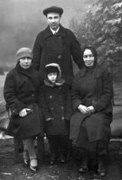 Михаил Михайлович Соболев, его жена Екатерина Андреевна, сын Владислав и тёща Татьяна Степановна Калинина