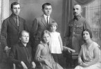 Андрей Павлович Коптиевский (стоит справа) в кругу семьи. 1928 г.
