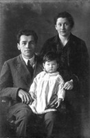 Евгений Иосифович Черняк с женой и дочерью