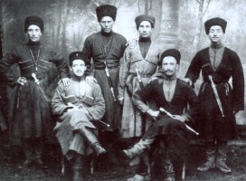 Мацко Исаевич Бероев (третий слева)