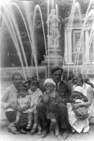 Анна Никоновна Петухова, её дочери Зинаида и Александра, Павел Филиппович Гущинский, его жена Ольга Никоновна, их дети Галина и Анатолий. Петродворец, июль 1933 г.