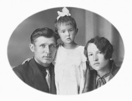 Яков Иванович Маркевич с женой и дочерью Лилией. 1935 г.