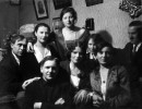 Пётр Владимирович Бехтерев (в первом ряду слева) и его жена Зинаида Васильевна (стоит в центре) с родственниками и знакомыми