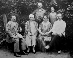 Николай Платонович и Анастасия Степановна Козляковы, Екатерина Ефремовна и Михаил Евгеньевич Волковы, Григорий Ефремович и Мария Тимофеевна Ефремовы. Тярлево, 1927 г.