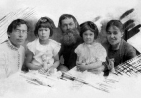 Филипп Григорьевич Кулаков (Андрей Иванович Григорьев), его отец Григорий Христофорович, жена Нина Петровна Яковлева, дочери Нина и Лелита. Ирбит, нач. 1930-х гг.