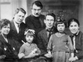 Супруги Тамара Николаевна и Василий Васильевич Нестеровы, Александр Бочков, супруги Филипп Григорьевич Кулаков (Андрей Иванович Григорьев) и Нина Петровна Яковлева, их дочери Нина и Лелита. Тобольск, 1932 г.