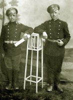 Алексей Моисеевич Моисеев (справа) с сослуживцем