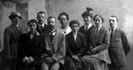 Работники библиотеки ЛГУ, примерно 1926–27. 
2-я слева Н. Платонова, 3-й слева - Горчинский