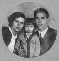 Эдуард Казимирович Лабуц, его дочь Зинаида и жена Елена Ивановна