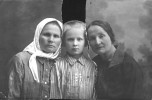 Мария Егоровна Смирнова с приёмной дочерью Антониной и сестрой