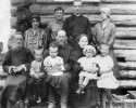 Павел Семёнович Стручков (в центре) с семьёй