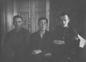 А. В. Чурсин (справа) с товарищами