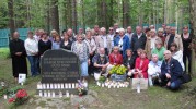 Родственники погибших у памятника в Левашове