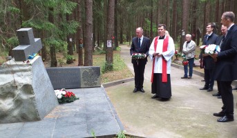 Левашово. У памятника расстрелянным полякам (в настоящее время находится на реставрации).