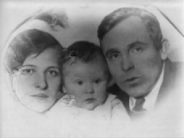 Павел Дмитриевич Киселёв, его дочь Валентина и жена Ирина Александровна